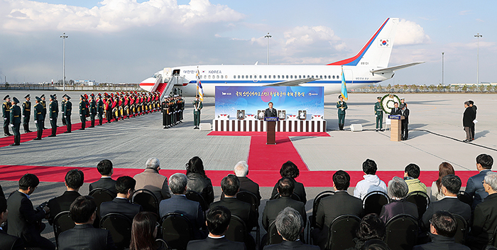 President Moon Jae-in on April 21 hosts a repatriation ceremony for the remains of Korean independence activists who had been buried in Kazakhstan at Nursultan International Airport.