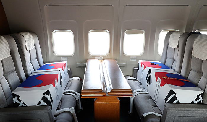 The remains of independence fighters Gye Bong-woo, Hwang Woon-jeong and their wives on April 21 are loaded on a Korean presidential jet at Kazakhstan’s Nursultan International Airport for repatriation to Korea.