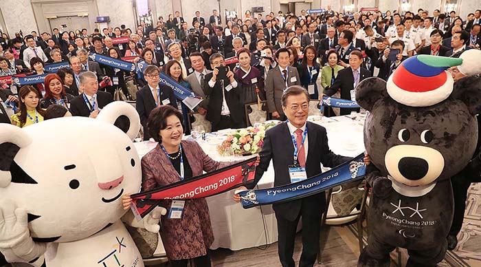 President Moon Jae-in and first lady Kim Jung-sook promote the PyeongChang 2018 Olympic and Paralympic Winter Games during a meeting with Koreans and Korean-Americans residing in New York, at the InterContinental New York Barclay on Sept. 18.
