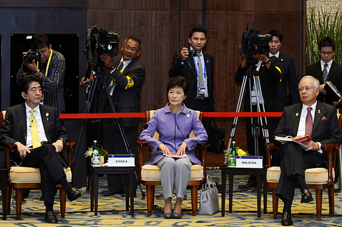 President Park Geun-hye (second from right) and leaders from other APEC nations attend the meeting in Bali, Indonesia. (photo courtesy of Cheong Wa Dae)