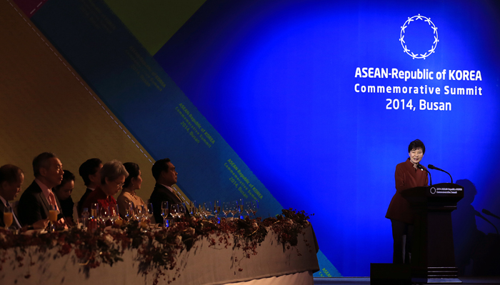 President Park Geun-hye (right) delivers her remarks during the welcome dinner for participants in the ASEAN-Republic of Korea Commemorative Summit at the BEXCO convention center in Busan on December 11. 