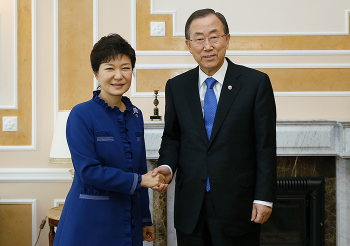 President Park Geun-hye (left) meets with UN Secretary General Ban Ki-moon on September 5 in Saint Petersburg, Russia (photo: Cheong Wa Dae).