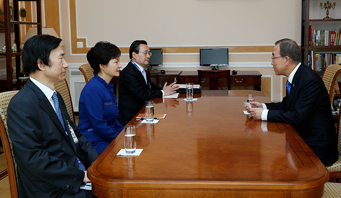 President Park Geun-hye (second from left) holds a meeting UN Secretary General Ban Ki-moon on September 5 in Saint Petersburg, Russia (photo: Cheong Wa Dae).