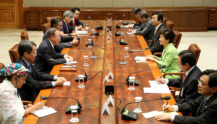 President Park Geun-hye (third from right) and UN Secretary General Ban Ki-moon talk during a meeting at Cheong Wa Dae on August 23 (photo: Cheong Wa Dae).