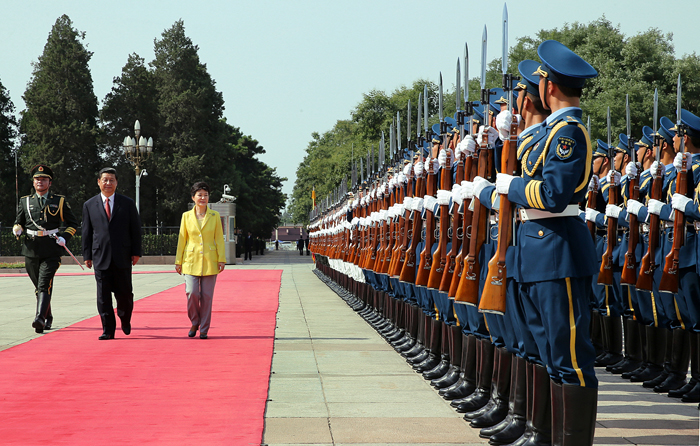President Park Geun-hye and Chinese President Xi Jinping inspect the honor guard jointly composed of the Chinese army, navy, and air force in front of the Great Hall of the People in central Beijing (photo: Cheong Wa Dae).