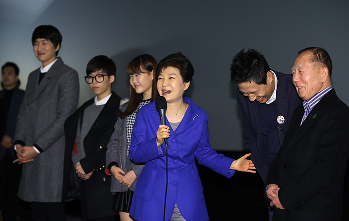 President Park Geun-hye introduces Ha Hoe-jin, CEO of Redrover, the company that co-produced “The Nut Job,” at Daehan Cinema in central Seoul on January 29, before the screening of the film. (Photo: Jeon Han)