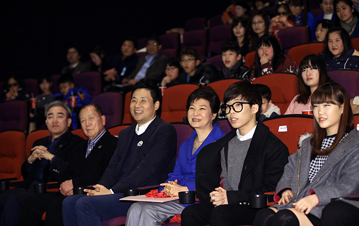 President Park Geun-hye smiles as she listens to an introduction to the animated movie “The Nut Job,” on January 29. (Photo: Jeon Han)