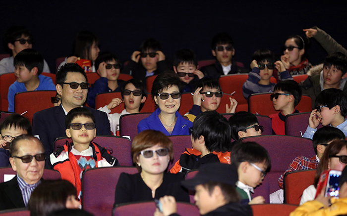 President Park Geun-hye waits to watch the animated 3D movie “The Nut Job” on January’s Culture Day at the Daehan Cinema in central Seoul, on January 29. (Photo: Jeon Han)