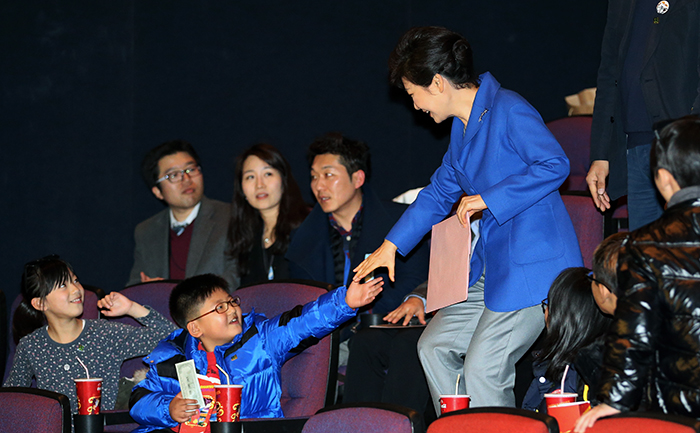 President Park Geun-hye greets the audience before watching “The Nut Job” at the Daehan Cinema, on January 29. (Photo: Jeon Han)