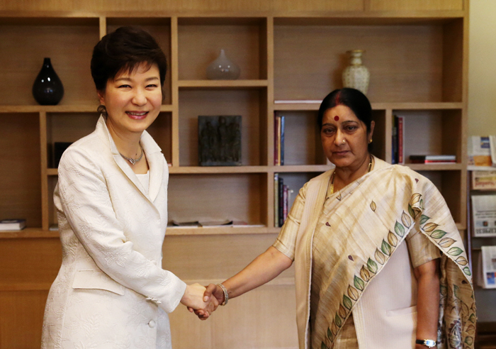 Korean President Park Geun-hye (left) shakes hands with the lower house of parliament’s Opposition Leader Sushma Swaraj during the January 16 talks in India. (Photo: Cheong Wa Dae)