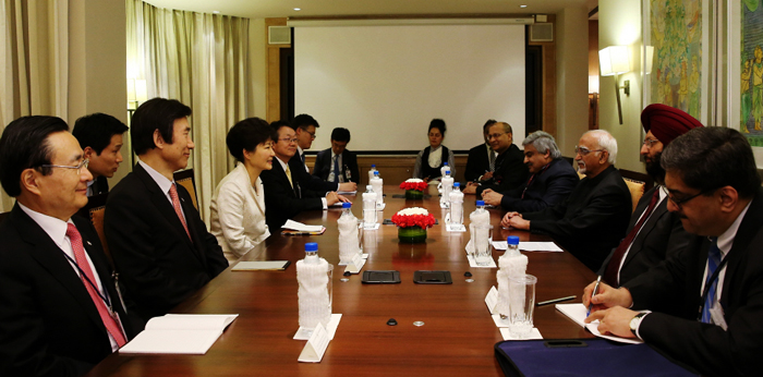 Korean President Park Geun-hye (left, center) holds talks with Indian Vice President Mohammad Hamid Ansari (right, center). (Photo: Cheong Wa Dae)