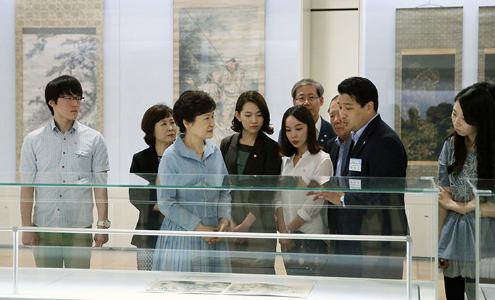President Park Geun-hye (third from left) visits the 