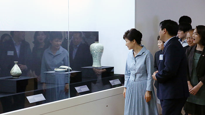 President Park Geun-hye admires the Kansong Art Museum's precious artifacts, currently on display at the 