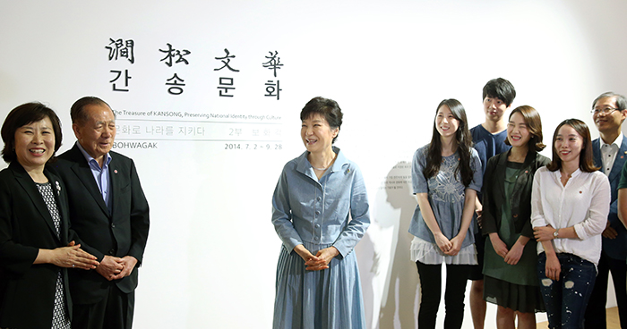 President Park Geun-hye speaks to other museum visitors after admiring the 