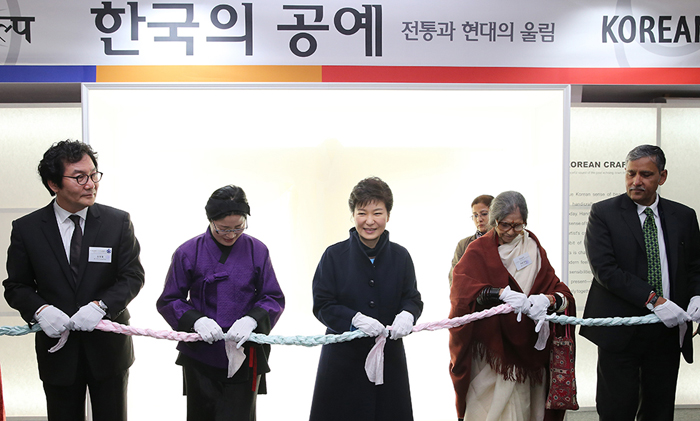 President Park Geun-hye (center) participates in a tape-cutting ceremony to mark the opening of the Korean Handicraft Exhibition at the Red Fort in Delhi, India, on January 17. (Photo: Jeon Han)