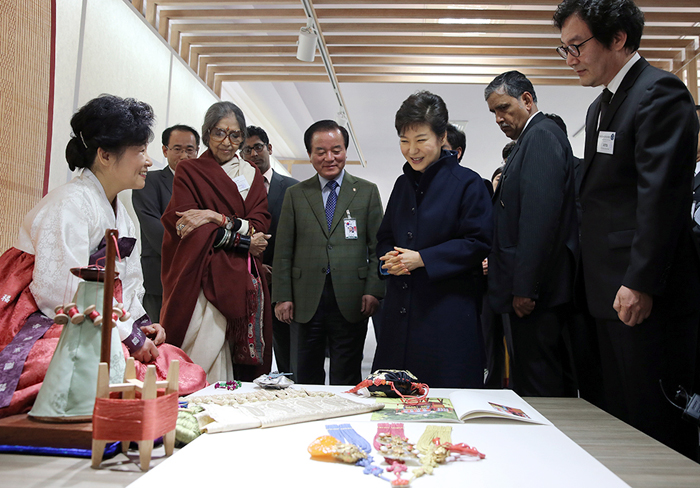 President Park Geun-hye (third from right) appreciates craftwork by macramé artist Noh Mi-ja (left) at the Korean Handicraft Exhibition at the Red Fort in Delhi, India, on January 17. (Photo: Jeon Han)