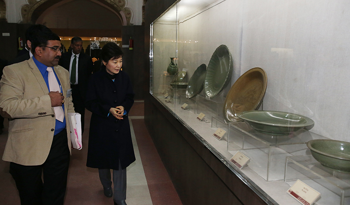 President Park Geun-hye (right) admires an array of works by Korean craftsmen at the Korean Handicraft Exhibition at the Red Fort in Delhi, India, on January 17. (Photo: Jeon Han)