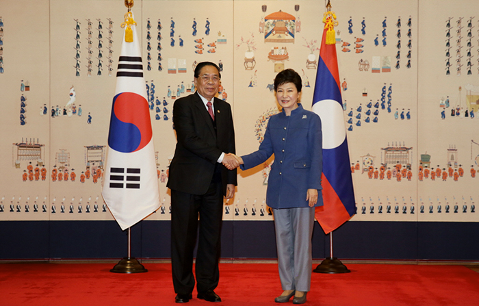 President Park Geun-hye (right) and Laotian President Choummaly Sayasone pose for photos prior to the Korea-Laos summit talks on November 22 at Cheong Wa Dae. (Photo: Cheong Wa Dae)