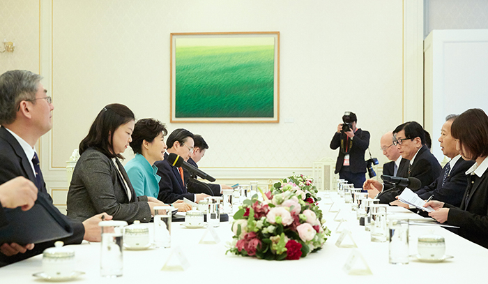 President Park Geun-hye discusses the importance of bilateral exchanges at the private level in improving the friendly relations between Korea and Japan. Toshihiro Nikai, chairman of the Liberal Democratic Party's General Council, and a delegation of tourism industry representatives were visiting Seoul on February 13. 