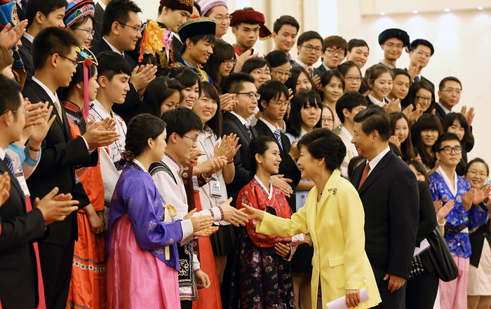 President Park Geun-hye and Chinese President Xi Jinping meet with Chinese youths on June 27 at the Great Hall of the People in central Beijing (photo: Cheong Wa Dae).