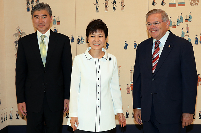 President Park Geun-hye (middle) poses for a photo at Cheong Wa Dae with U.S. Senator Bob Menendez (right) and Ambassador Sung Kim on August 19 (photo: Cheong Wa Dae).