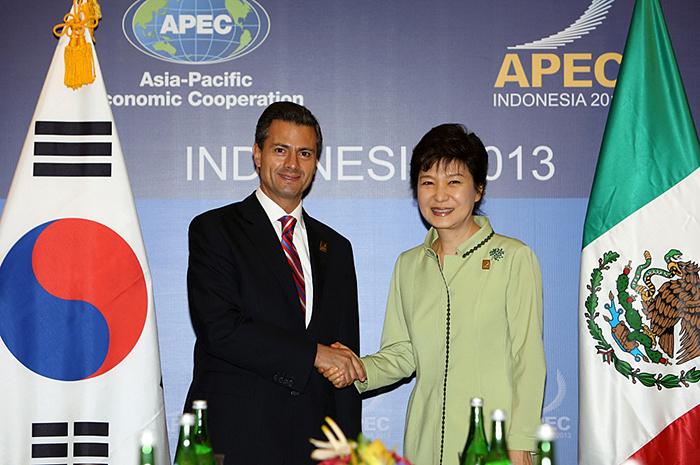 President Park Geun-hye (right) shakes hands with Mexican President Enrique Peña Nieto on October 7 in Bali, Indonesia. (Photo: Cheong Wa Dae)