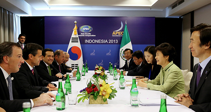 President Park Geun-hye (second from right) holds summit talks with Mexican President Enrique Peña Nieto on October 7 in Bali, Indonesia. (Photo: Cheong Wa Dae)