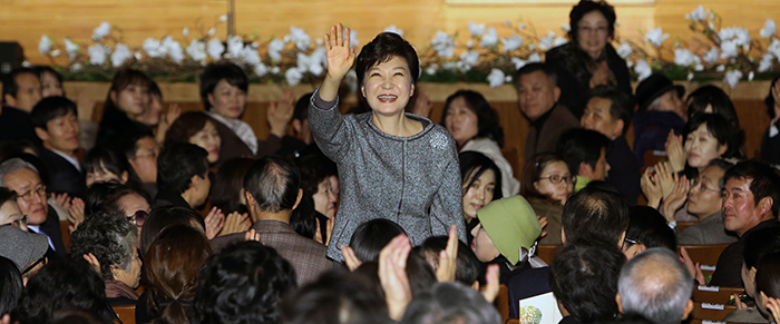 President Park Geun-hye is welcomed by the public at the opening of the second half of the New Year’s musical concert on January 3. (photo: Cheong Wa Dae) 