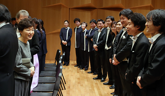President Park Geun-hye (left) offers words of encouragement to the musicians before the opening of the second half of the New Year’s musical concert on January 3. (photo: Cheong Wa Dae)