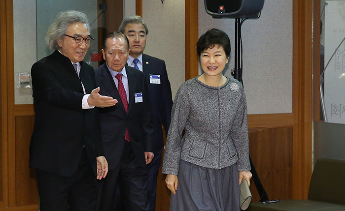 President Park Geun-hye (right) meets with influential figures from the culture and arts scene during her New Year’s meeting with them on January 3 at the Seoul Arts Center. (Photo: Jeon Han)