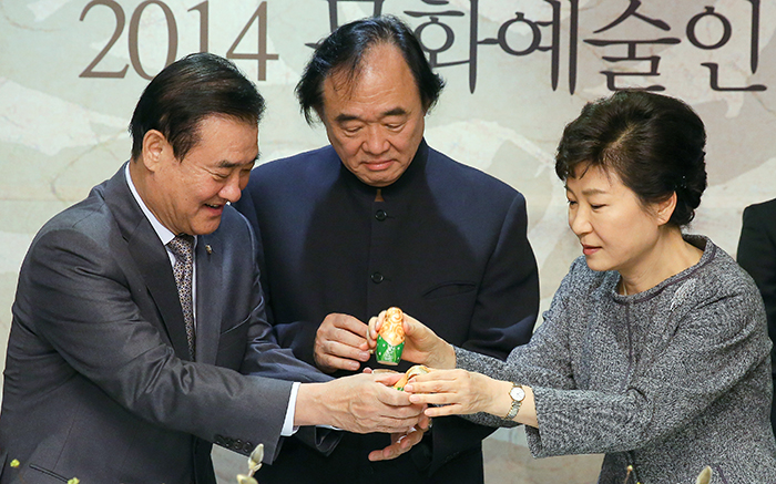 President Park Geun-hye (right) presents Matryoshka dolls to National Assembly Speaker Kang Chang-hee and pianist Paik Kun-woo at the meeting. (Photo: Cheong Wa Dae)