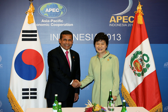 President Park Geun-hye (right) poses for photos with Peruvian President Ollanta Humala on October 7 in Bali, Indonesia. (Photo: Cheong Wa Dae)