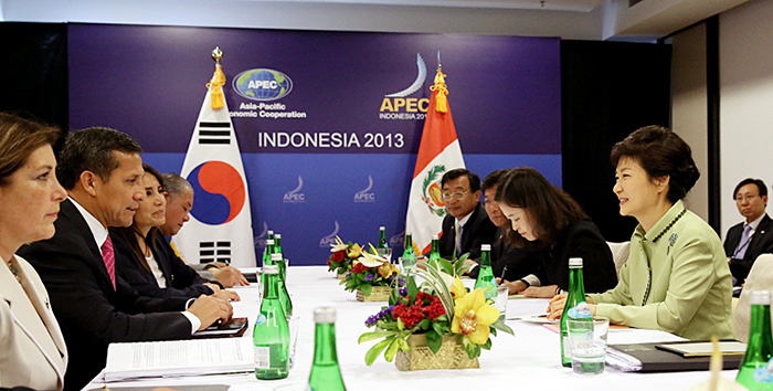 President Park Geun-hye (right) holds summit talks with Peruvian President Ollanta Humala on October 7 in Bali, Indonesia. (Photo: Cheong Wa Dae)