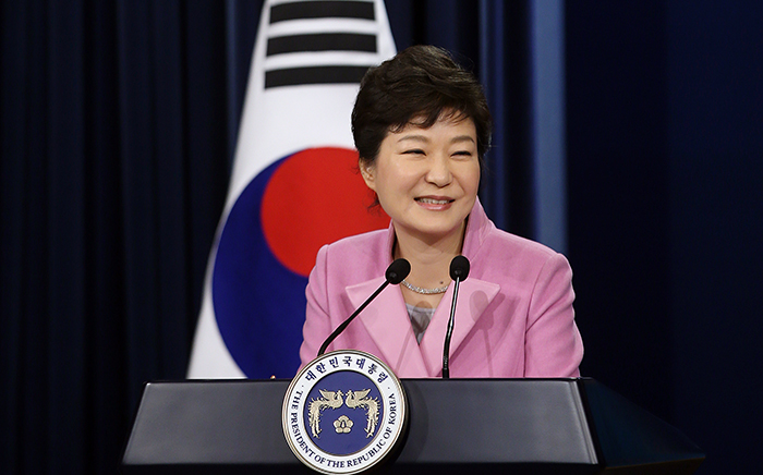 박근혜 대통령이 6일 청와대 춘추관에서 진행된 신년 기자회견에서 집권 2년차 국정운영 구상을 밝히고 있다. (사진=청와대)