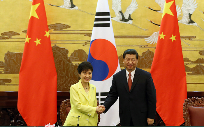 President Park Geun-hye (left) and Chinese President Xi Jinping shake hands after the signing ceremony of MOUs to boost bilateral cooperation, in the Great Hall of the People in central Beijing on June 27, 2013. (photo: Cheong Wa Dae)