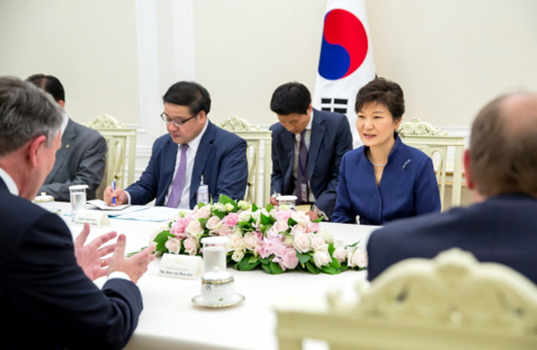 President Park Geun-hye (second from right) holds a meeting with Royal Dutch Shell CEO Ben van Beurden (second from left, top), at Cheong Wa Dae, on June 23. (photos: Cheong Wa Dae)