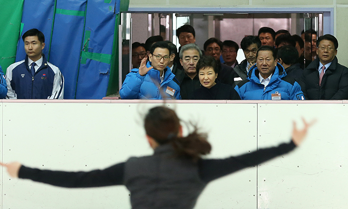 President Park Geun-hye watches the national figure skating team as she listens to an explanation from Kim Jae-youl, head of the national team for the Sochi games, at the Korea National Training Center in Taeneung, Seoul, on January 8. (Photo: Jeon Han)