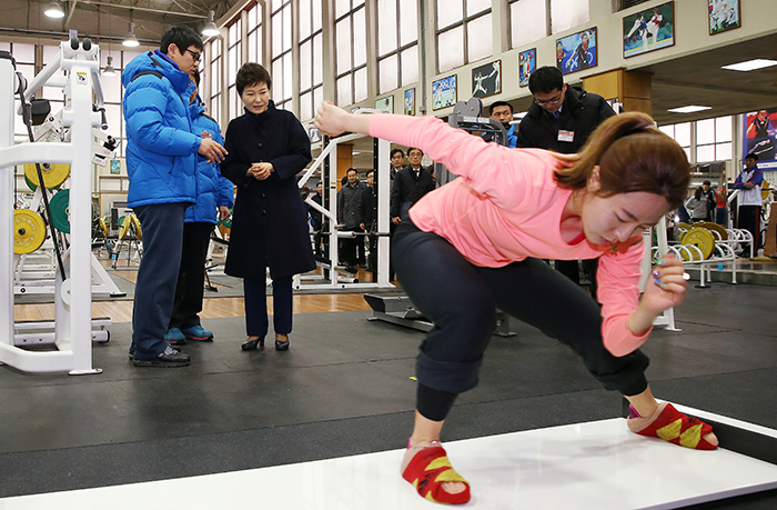 President Park Geun-hye watches Vancouver Olympics gold-medalist speed skater Lee Sang-hwa as she runs through her daily training regimen at the Korea National Training Center in Taeneung, Seoul, on January 8. (Photo: Cheong Wa Dae)