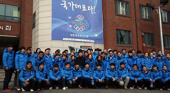 President Park Geun-hye poses for a group photo with the national Olympic team at the Korea National Training Center in Taeneung, Seoul, on January 8. The team is on its way to Russia for the Sochi Winter Olympic Games 2014. (Photo: Jeon Han)