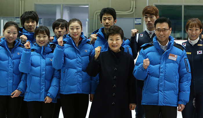 President Park Geun-hye (center right, front) poses for a photo with figure skating and short track athletes at the Korea National Training Center in Taeneung, Seoul, on January 8. (Photo: Jeon Han)