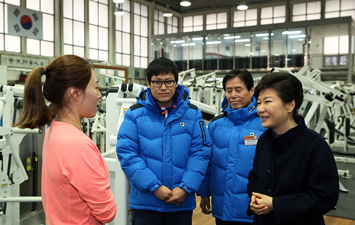 President Park Geun-hye talks with gold-medalist speed skater Lee Sang-hwa at the Korea National Training Center in Taeneung, Seoul, on January 8. (Photo: Cheong Wa Dae)