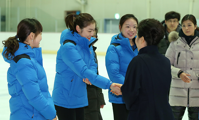 President Park Geun-hye shakes hands with Kim Yuna and other figure skaters at the Korea National Training Center in Taeneung, Seoul, on January 8. (Photo: Jeon Han)