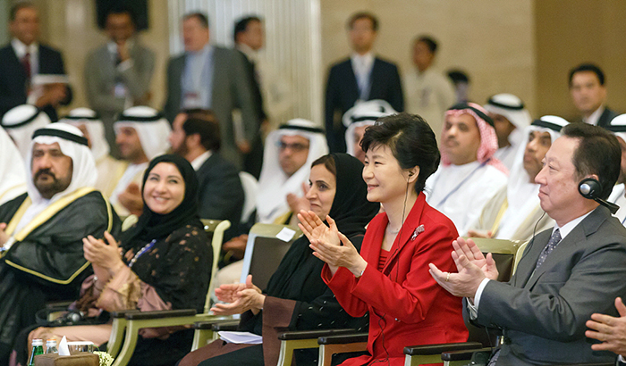 President Park Geun-hye celebrates the opening of the business forum in Abu Dhabi on March 5. 