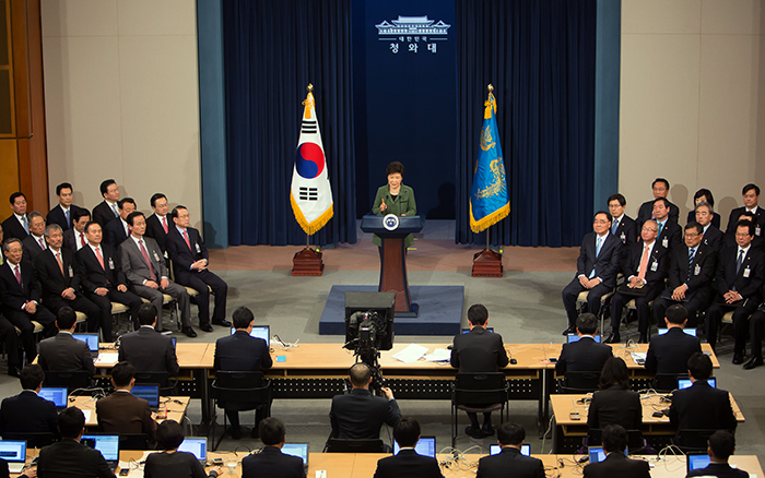 President Park Geun-hye (center) explains the importance of launching a presidential committee on unification and explains what role it will play, during the announcement of her three-year economic reform statement. The speech marks the first anniversary of her administration on February 25. (photo: Cheong Wa Dae)
