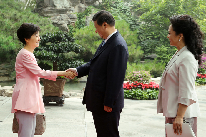 President Park Geun-hye (left) and Chinese President Xi Jinping shake hands on June 29 at a luncheon banquet hosted by President Xi (photo: Cheong Wa Dae).