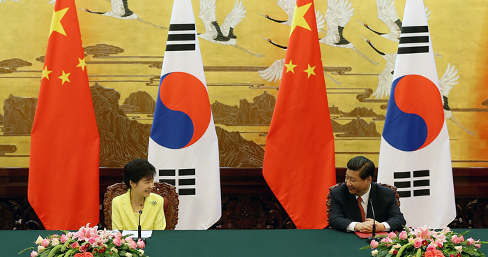 President Park Geun-hye (left) smiles at President Xi Jinping during a joint press conference held on June 27 in Beijing (photo: Cheong Wa Dae).
