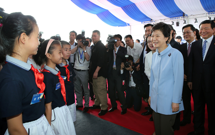President Park Geun-hye (right) meets with Chinese children during her visit to the construction site of a Samsung Electronics semiconductor plant in Xi’an on June 30 (photo: Cheong Wa Dae).