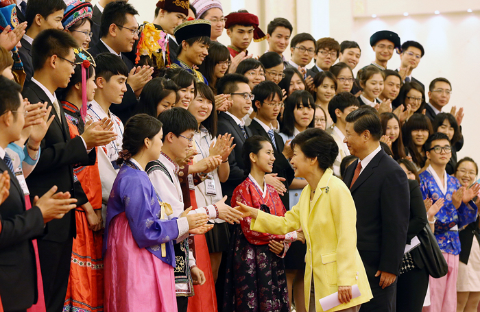 President Park Geun-hye and Chinese President Xi Jinping meet with Chinese youths on June 27 at the Great Hall of the People in central Beijing (photo: Cheong Wa Dae).