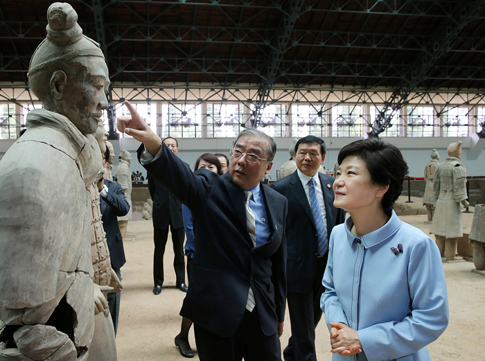 President Park (right) looks at one of the terracotta warriors during her visit to the mausoleum of Qin Shi Huang, the first emperor of unified China, in the ancient city of Xi’an on June 30 (photo: Cheong Wa Dae).