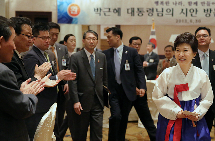 President Park (right) meets with Koreans living in Xi’an on June 30 (photo: Cheong Wa Dae).